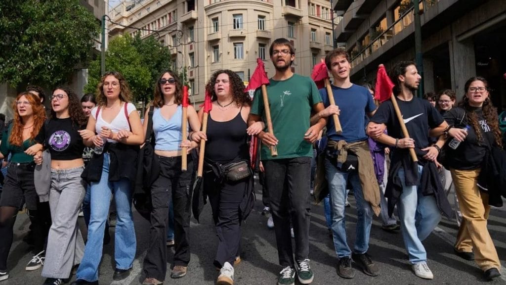 Yunanistan, protestolara rağmen çalışma saatlerini uzatan yasayı onayladı